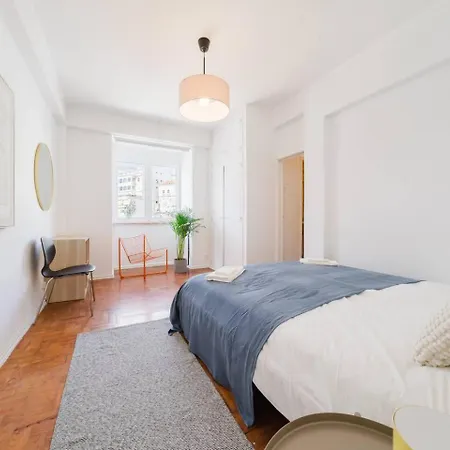 Group-Friendly 4Br Lisbon Duplex Castle View 아파트 리스본