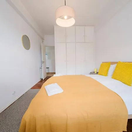 Group-Friendly 4Br Lisbon Duplex Castle View