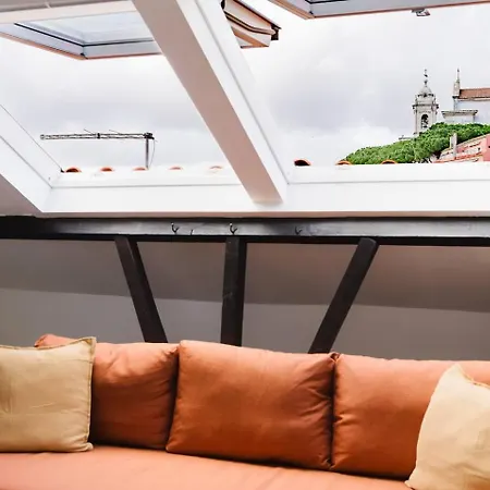 Group-Friendly 4Br Lisbon Duplex Castle View