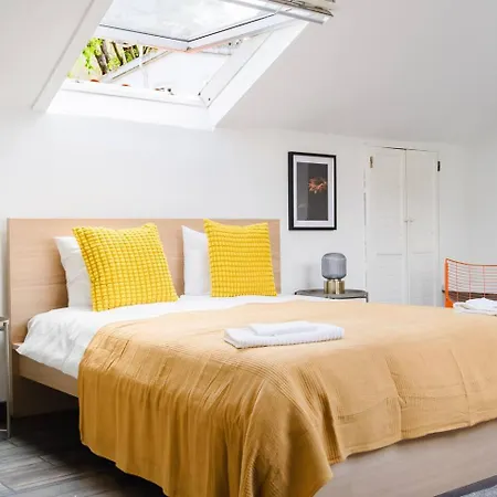 Group-friendly 4br Duplex Castle View Apartment