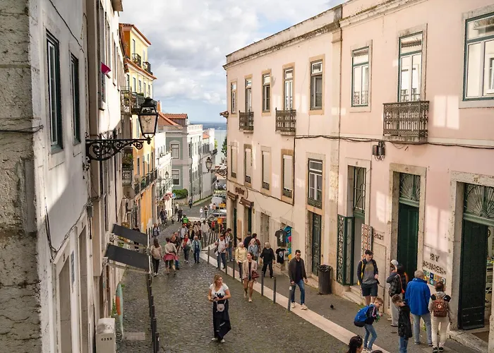 Group-friendly 4br Duplex Castle View Lisboa