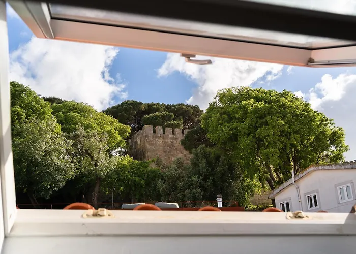 Group-friendly 4br Duplex Castle View *