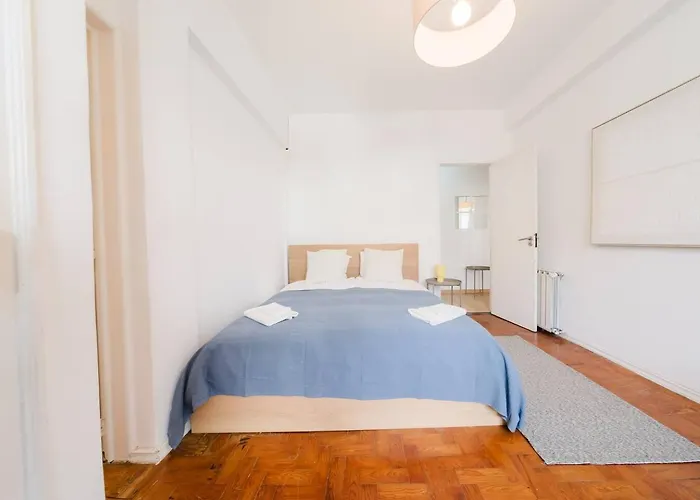 Group-friendly 4br Duplex Castle View Lisboa