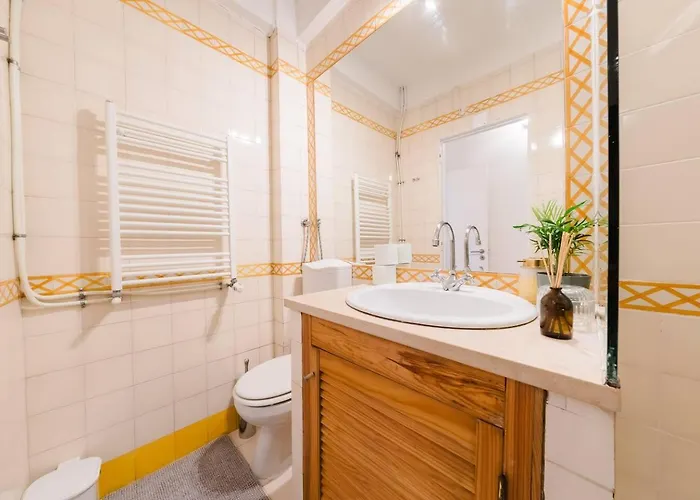 Group-friendly 4br Duplex Castle View