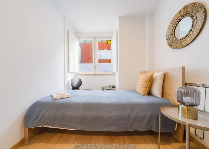 Group-friendly 4br Duplex Castle View *