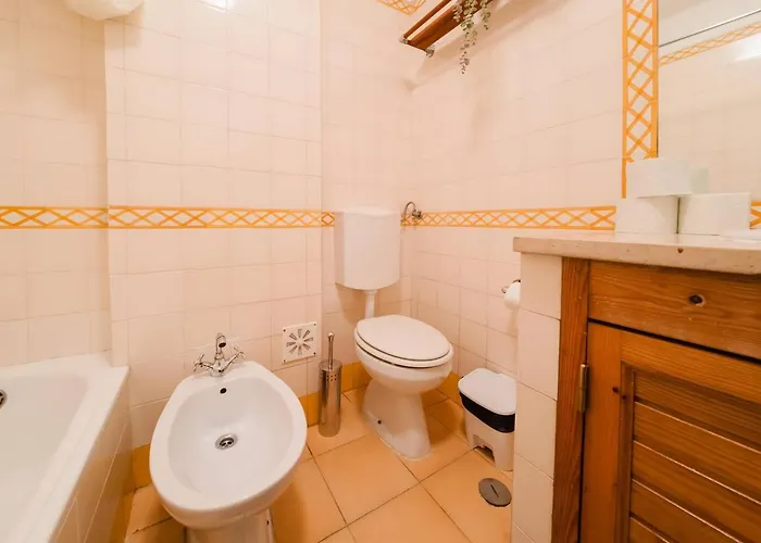 Group-friendly 4br Duplex Castle View