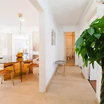 Group-friendly 4br Duplex Castle View *